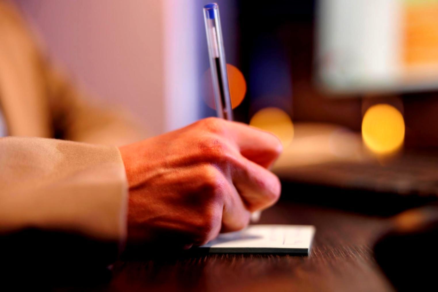 Spazio di lavoro moderno con computer e design tools